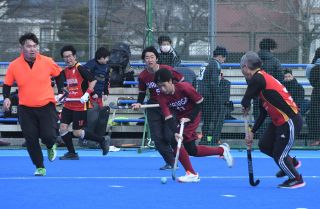 世代超えホッケー熱戦　赤磐で大会 ３１チーム２５０人プレー