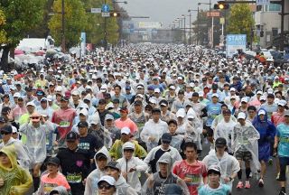 おかやまマラソン号砲　雨の中１．６万人が疾走