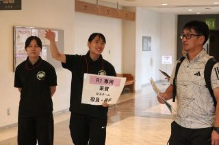 ボランティ 運営に一役　ハンド会場で学生ら関係者案内
