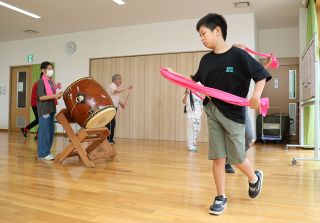 「鳥羽踊り」本番に向け練習頑張るぞ　伝承教室で井原・県主小児童６人励む