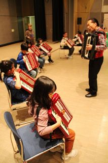 ニシガワ図鑑 企画多彩に１０年　演劇や音楽融合 １４日から記念公演