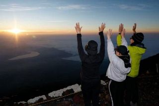 富士山が山梨県側で山開き迎える　無計画登山問題になり、規制強化