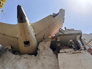 インドで墜落２４０人超死亡　１人生存、地上でも多数犠牲か