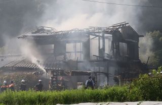 玉野市で民家全焼　１人けがで病院に搬送