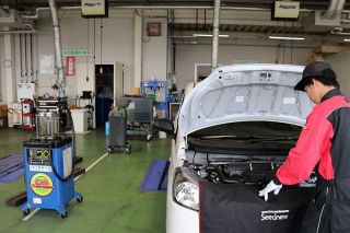 オイルや塗料が不足、予約停止も　中東情勢受け岡山の自動車整備業者