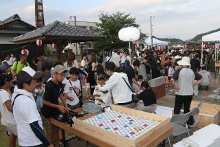 備前の夏の夜盛り上げる　伊部で「むかし夜市」にぎわう