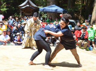 女性力士３０人 息もつかせぬ攻防　鏡野・上斎原神社で奉納相撲