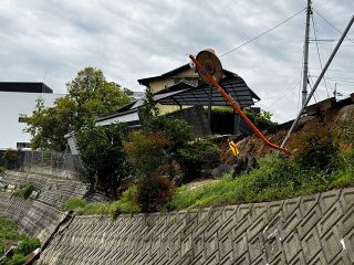 町道の一部とのり面が崩落 民家の物置傾く　けが人なし 早島町が原因調査へ