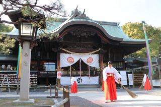 華道家が光と音楽で生け花演出　宗忠神社で３１日、６月１日