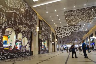 美術家平子雄一さん（岡山出身）の大作を展示　大阪・阪急うめだ本店前