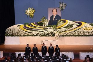 片山虎之助氏との別れ惜しむ　笠岡で市民葬、約４００人参列
