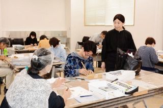 平櫛田中賞 受賞者にレリーフ学ぶ　井原の美術館でワークショップ