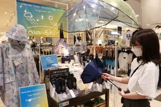 梅雨向けの高機能雨具や衣服ＰＲ　岡山の小売店、メーカー販売強化