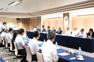 観光振興や地域課題で意見交換　作州１０市町村長と知事