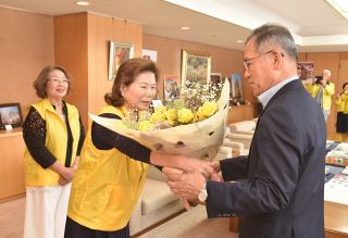 「父の日にバラのプレゼント」提唱　福山のばらオーナー会、市長にＰＲ