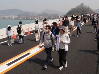 ２５００人眺望堪能 笠岡バイパスでウオーキング大会　４月一部開通 　