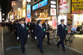 岡山県警が繁華街で一斉巡視　街頭犯罪抑止へ警察官８０人動員