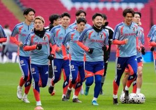サッカー日本代表試合会場で調整　堂安らが球回しし体を動かす
