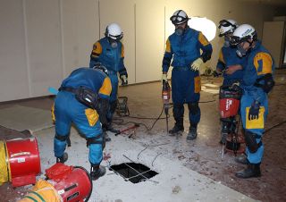 床や壁を壊して人命救助訓練　岡山県警 笠岡の解体中建物活用