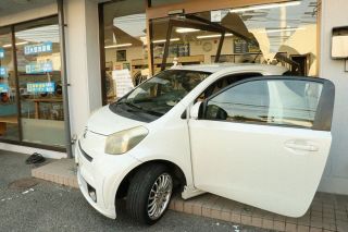 店舗に車突っ込む　岡山・津高のコインランドリー