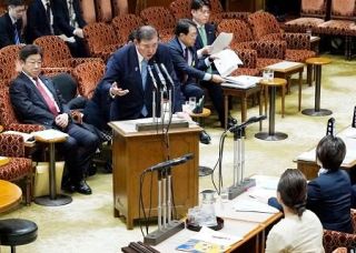 介護分野へ特定最低賃金を検討　首相「政治主導で判断」