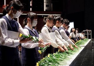 岡山空襲の記憶を次世代へ　児童生徒が司会や合唱 市戦没者追悼平和祈念式