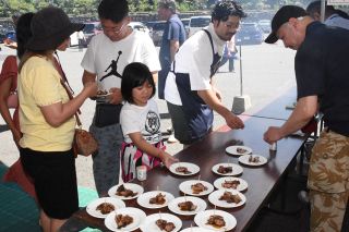 豪産ラム肉観光客ら試食 抽選会も　真庭のレジャー施設でフェア開幕