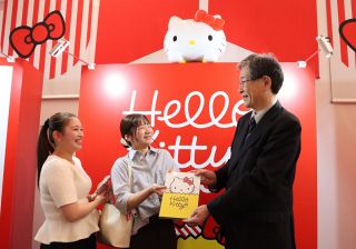 Ｈｅｌｌｏ Ｋｉｔｔｙ展５万人　岡山県立美術館 松下さんに記念品