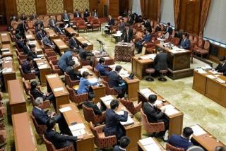 政策活動費全廃、野党案で可決　企業献金禁止は来春までに結論