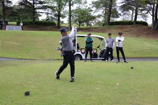 旧友と和気あいあいゴルフ　岡山グリーン同窓会 ２９校１８０人出場