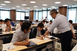 似顔絵の技術磨く講習会　警察官が聞き取りの重要性学ぶ