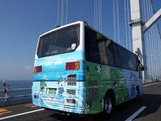 松島聡デザイン「淡路うず助」、淡路島南部と徳島を駆け巡る　徳島県マスコットキャラクター「すだちくん」とのコラボバス運行