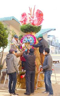 鶴や亀 縁起物を児童ら飾り付け　新年の「福山とんど祭り」準備