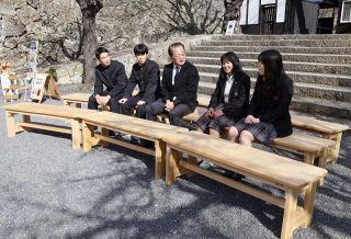 県産ヒノキでベンチ 鶴山公園、鉄道館に設置　津山工高生、市観光協へ寄贈