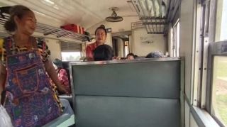 アプリ全盛の東南アジア、タイの鉄道では今も牧歌的な商い