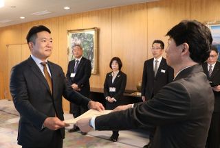 子ども食堂支援に５００万円寄贈　三宅さんに岡山県が感謝状