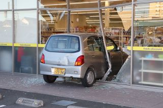 店舗に車が突っ込み、ガラス割る　運転女性「ブレーキとアクセルを踏み間違えた」　岡山西署が状況調べる【動画あり】