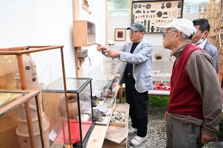湯郷ミニミニ考古館オープン　土器など１００点、竪穴住居併設