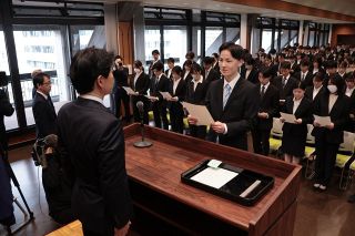 岡山県庁で辞令交付式　２２１人が新生活スタート