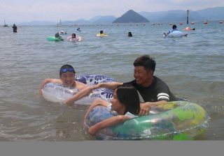 家族連れら 初泳ぎ「気持ちいい」   玉野・渋川海水浴場が海開き