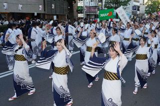 白壁のまちに熱気 倉敷天領夏祭り　３３団体２５００人 踊り華やかに