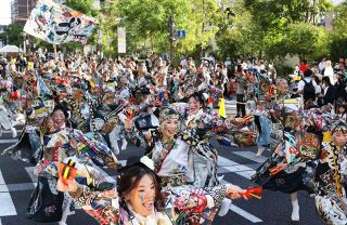 鬼の舞　街一体　　「おかやま桃太郎まつり」閉幕　