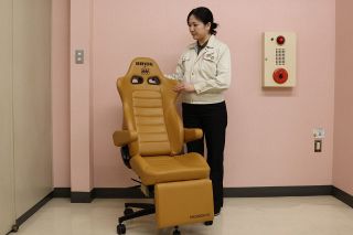 運転時の快適な座り心地を自宅でも　備前発条、肘掛けなど活用し高級椅子