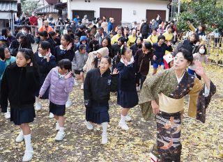 童謡詩人 葛原しげるの功績しのぶ　福山・神辺の生家で歌や踊り