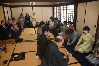 茶道開祖・小堀遠州しのんで一服　ゆかりの高梁・頼久寺で茶会