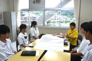 「神代和紙」を次代へ 高校生に魅力ＰＲ　新見高で保存会