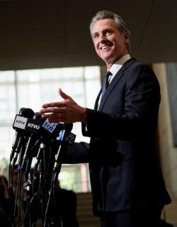 【米ロサンゼルスの抗議デモ】反トランプのホープ正念場　加州知事、大統領選にらむ
