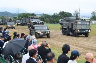パレードや訓練披露　陸自日本原駐屯地創設６１周年式典