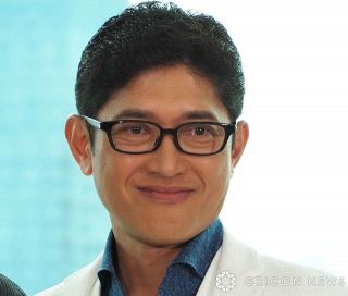 薬丸裕英、夫婦で人生の第2章スタートを報告　妻・石川秀美さんの還暦を祝福し“同期メンバー”との豪華ショット公開