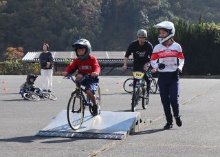 ＢＭＸレーシング「楽しかった！」　井原出身早川さんが体験会